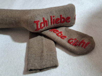 Beige Einzelpaar-Socke mit roter Schrift „Ich liebe Dich“, individuelle Namenssocken mit handgefertigter Anti-Rutsch-Beschichtung