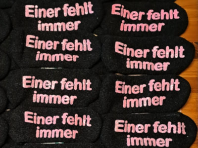 Anthrazit Kegelclub-Socken mit rosa Schrift „Einer fehlt immer“, handbeschichtete ABS-Antirutsch-Socken