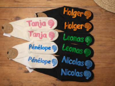 Individuelle Familiensocken mit ABS-Antirutschbeschichtung, unterschiedliche Farben und Symbole, Hintergrund digital/künstlich angepasst